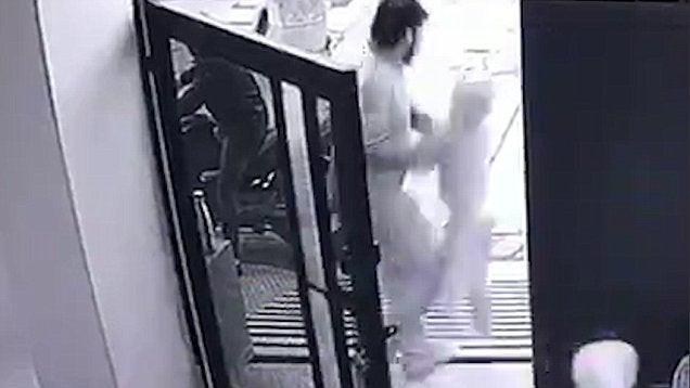 Τρόμος! Απήγαγαν παιδί μπροστά στα μάτια των γονιών του και έξω από το σπίτι του (βίντεο)